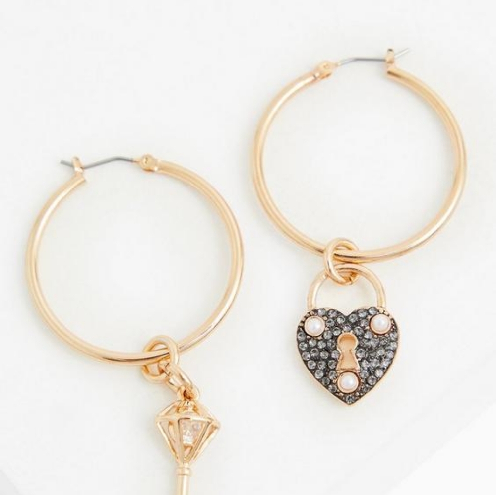 TORRID Betsey Johnson mismatched lock and key earrings NWT - Picture 3 of 5